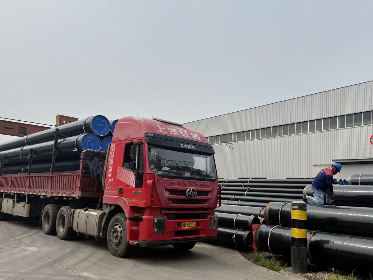 Tubos de aço carregados em caminhão na fábrica
